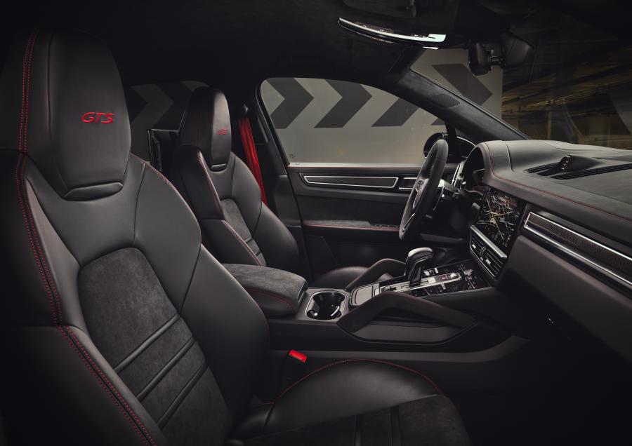 Интерьер Porsche Cayenne GTS (PO536) 2020 года  (WW) (фото 40 из 43)